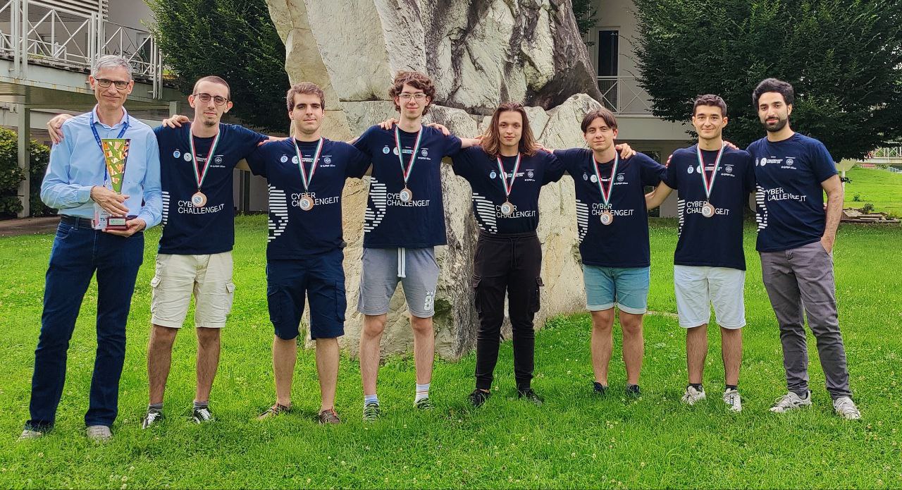 Foto di gruppo del team di Ulisse al CyberChallenge.IT 2024 con le medaglie